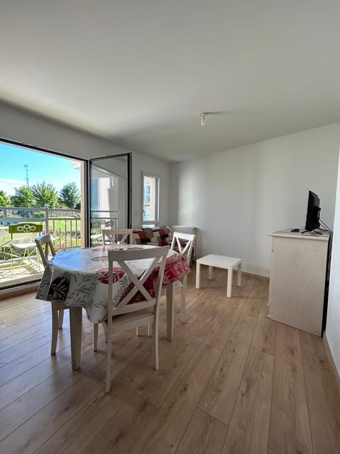 Communal lounge/ TV room, View (from property/room), Balcony/Terrace, Living room, Dining area