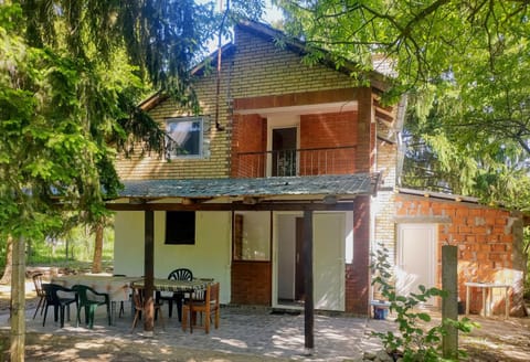 Property building, Patio, Spring, Garden, Garden view