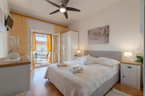 Bed, Photo of the whole room, towels
