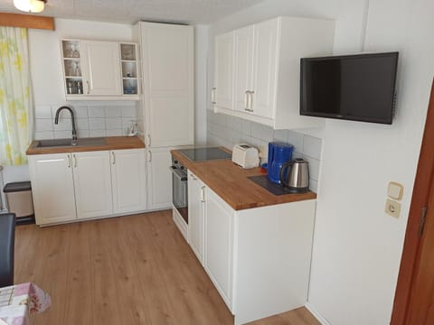 TV and multimedia, Coffee/tea facilities, Kitchen or kitchenette, dishwasher, oven, stove