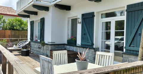 Patio, Day, Balcony/Terrace, Dining area