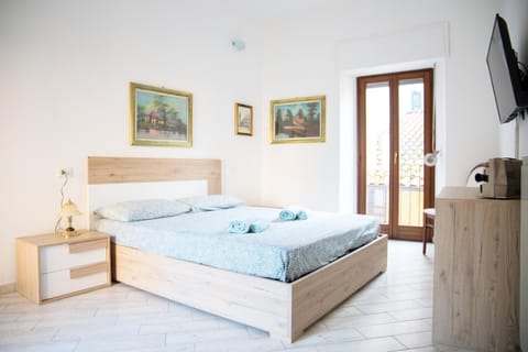 Bed, TV and multimedia, Photo of the whole room, Bedroom, towels