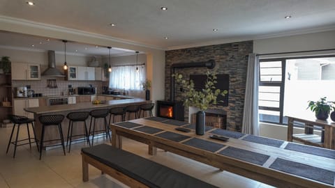 BBQ facilities, Coffee/tea facilities, Kitchen or kitchenette, Dining area, Entertainment, fireplace, internet, minibar, stove, kitchen
