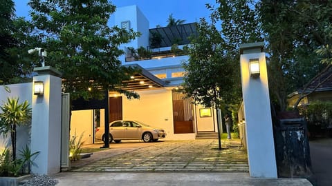 Property building, Garden, Parking