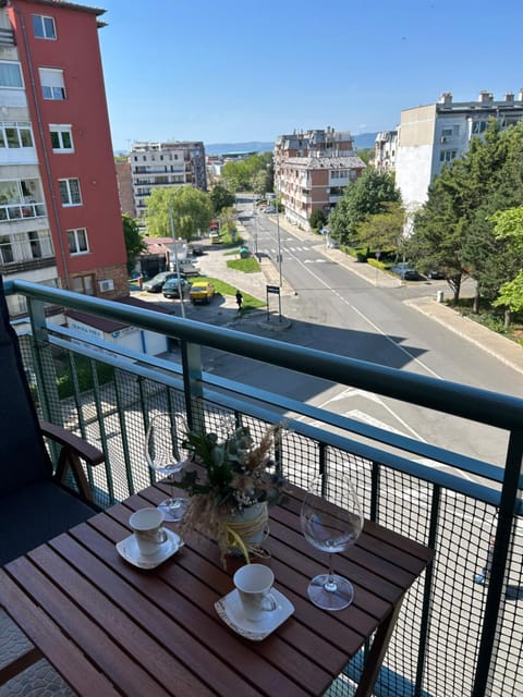 Coffee/tea facilities, Balcony/Terrace, City view, Street view, Location