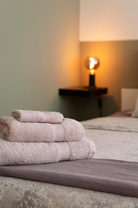 Bedroom, towels