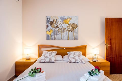 Bed, Photo of the whole room, Decorative detail, Bedroom