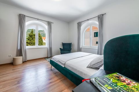 Bed, Seating area, Bedroom