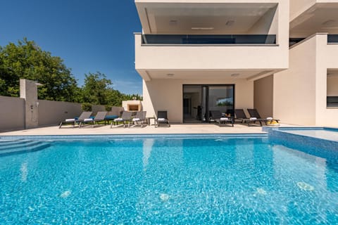 Property building, Day, Balcony/Terrace, Swimming pool, sunbed