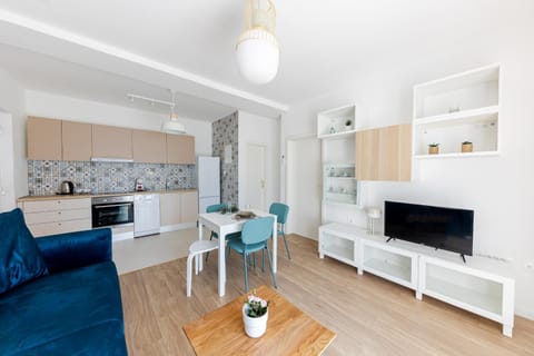 TV and multimedia, Kitchen or kitchenette, Living room, Seating area, Dining area