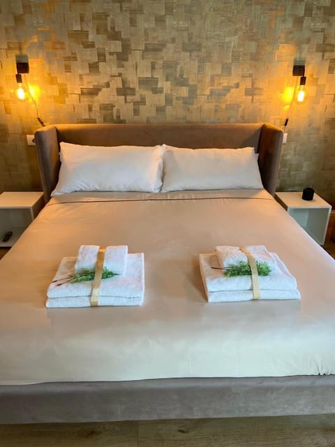 Bed, Bedroom, towels