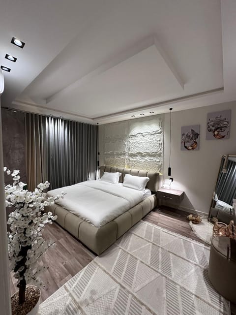 Bed, Photo of the whole room, Seating area, Bedroom
