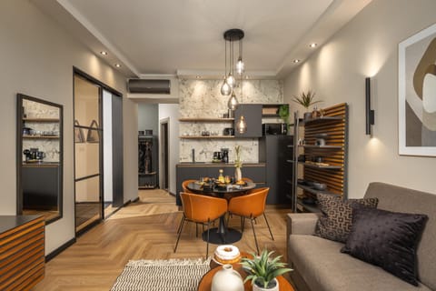 Coffee/tea facilities, Kitchen or kitchenette, Living room, Seating area, Dining area, stove