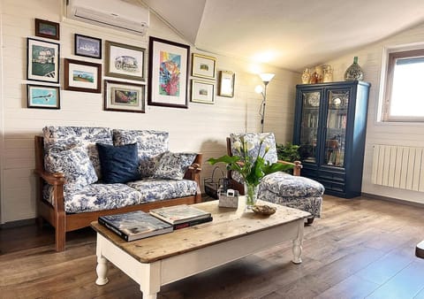 Day, Living room, Seating area