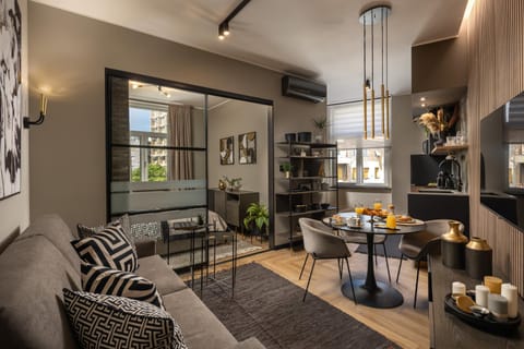 Coffee/tea facilities, Kitchen or kitchenette, Living room, Seating area, Dining area
