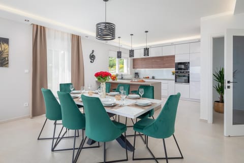 Day, Summer, Kitchen or kitchenette, Seating area, Dining area