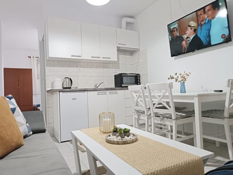 TV and multimedia, Kitchen or kitchenette, Living room, Seating area, Dining area, oven, air conditioner