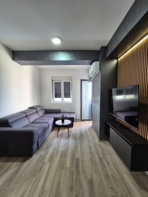 Communal lounge/ TV room, TV and multimedia, Living room, Seating area, Evening entertainment