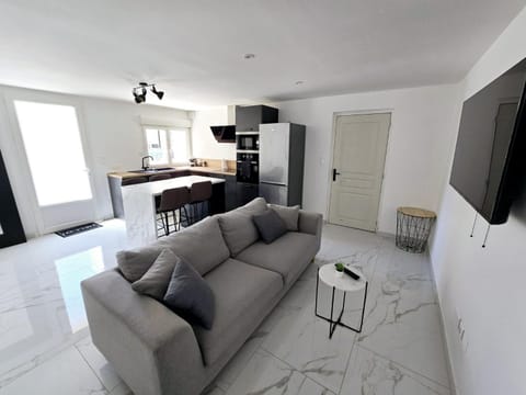 Communal lounge/ TV room, Seating area, Dining area, stove