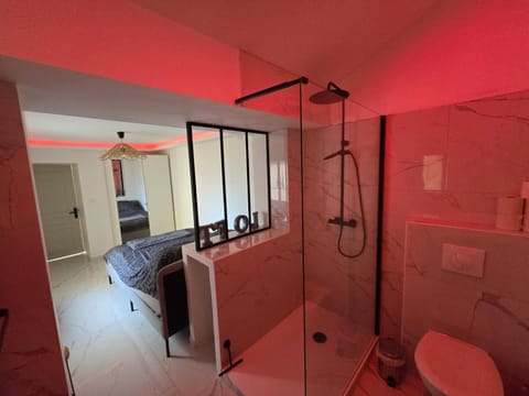 Shower, Toilet, Bathroom, towels