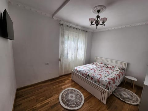 Bed, TV and multimedia, Bedroom