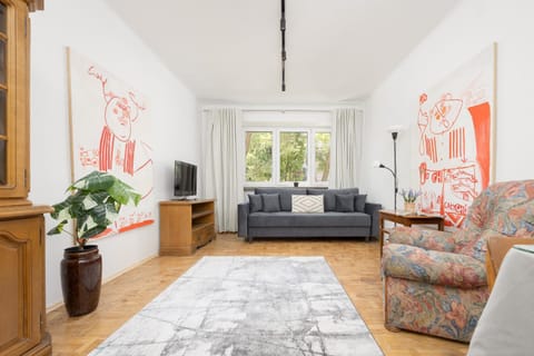 Bed, TV and multimedia, Photo of the whole room, Seating area, Bedroom
