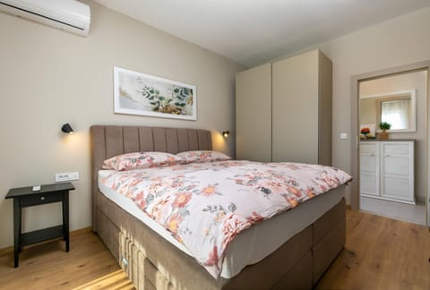 Bed, Bedroom, wardrobe, air conditioner