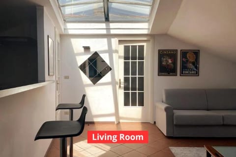 Communal lounge/ TV room, TV and multimedia, Living room, Seating area, Evening entertainment, Text overlay, internet, pet friendly