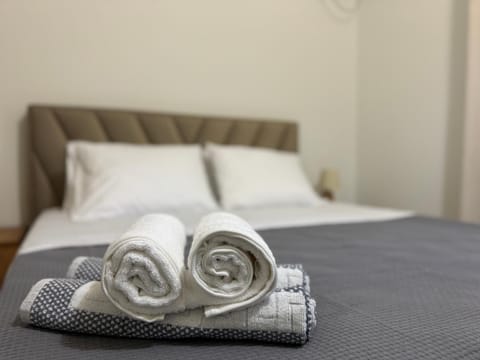 Bed, towels