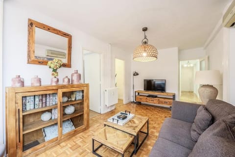 Urban Oasis in Madrid - Steps from River Manzanares Apartment in Centro