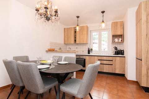 Coffee/tea facilities, Kitchen or kitchenette, Living room, Seating area, Dining area