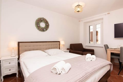 Bed, TV and multimedia, Photo of the whole room, Bedroom, towels