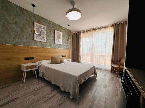 Bed, TV and multimedia, Photo of the whole room, Bedroom