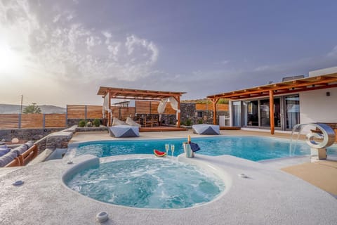 Patio, Day, Natural landscape, Hot Tub, Pool view, Swimming pool, sunbed