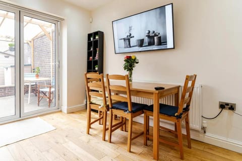 Communal lounge/ TV room, TV and multimedia, Living room, Seating area, Dining area