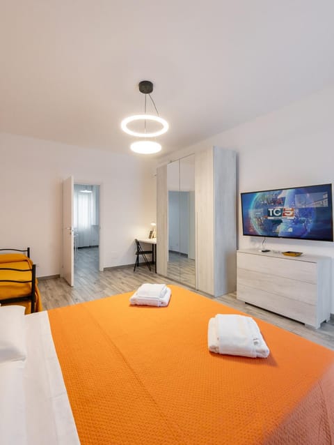 Bed, TV and multimedia, Bedroom