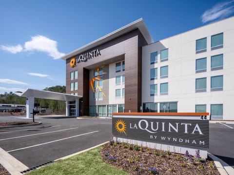 Property building, Facade/entrance, Day, Property logo or sign, Street view, Location, Parking