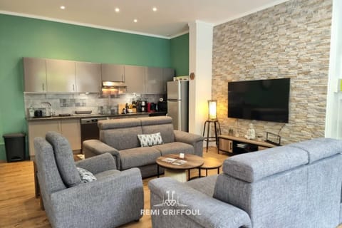 The Wall City Center Terrace & Parking 4 Guests Apartment in Honfleur