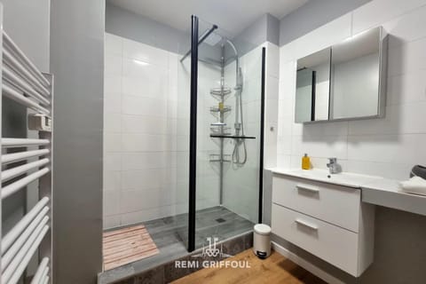 The Wall City Center Terrace & Parking 4 Guests Apartment in Honfleur