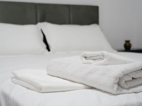 Bed, Bedroom, towels