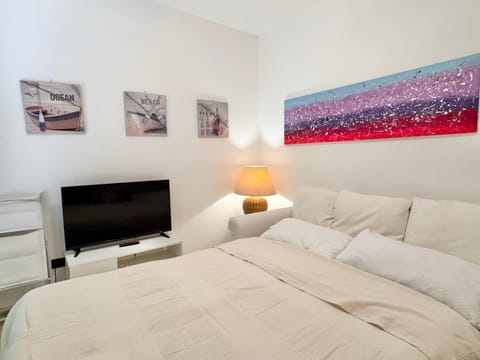 Bed, TV and multimedia, Photo of the whole room, Bedroom