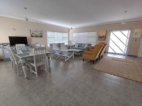 TV and multimedia, Living room, Seating area, Dining area
