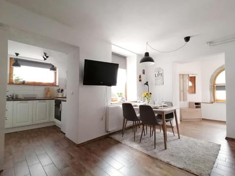 Kitchen or kitchenette, Seating area, Dining area