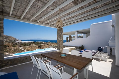 Natural landscape, Garden, Balcony/Terrace, Seating area, Dining area, Swimming pool, sunbed
