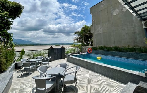 Pool view, Swimming pool, sunbed