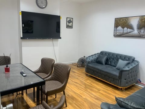 TV and multimedia, Living room, Seating area, Dining area