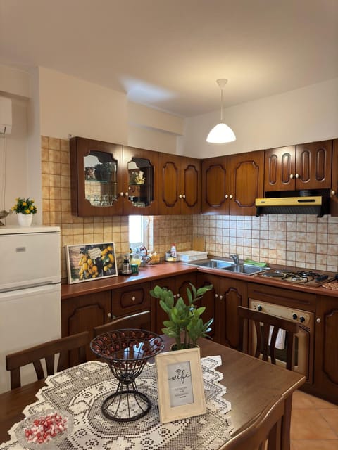Kitchen or kitchenette, Dining area, minibar, oven