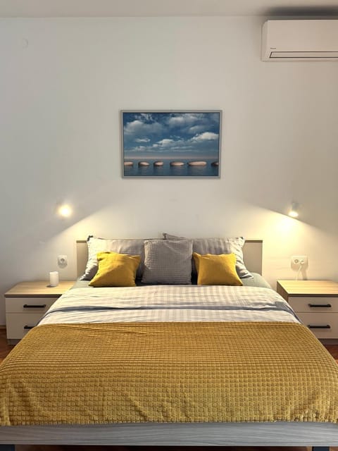 Bed, Bedroom, air conditioner