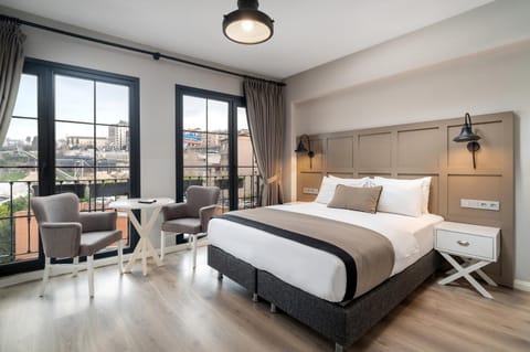 Bed, Seating area, Dining area, Bedroom, City view