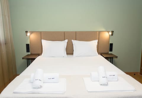 Bed, Bedroom, towels